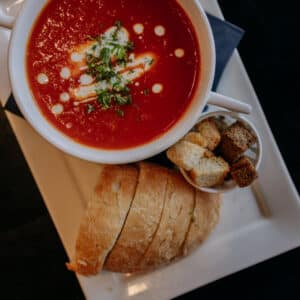 Huisgemaakte tomatensoep met brood